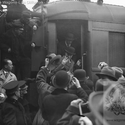 Wl arrivee a vienne chaplin descend du train 1932