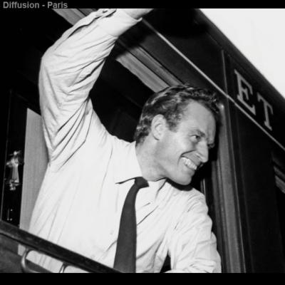 Wl charlston heston sur le train bleu a cannes 1959