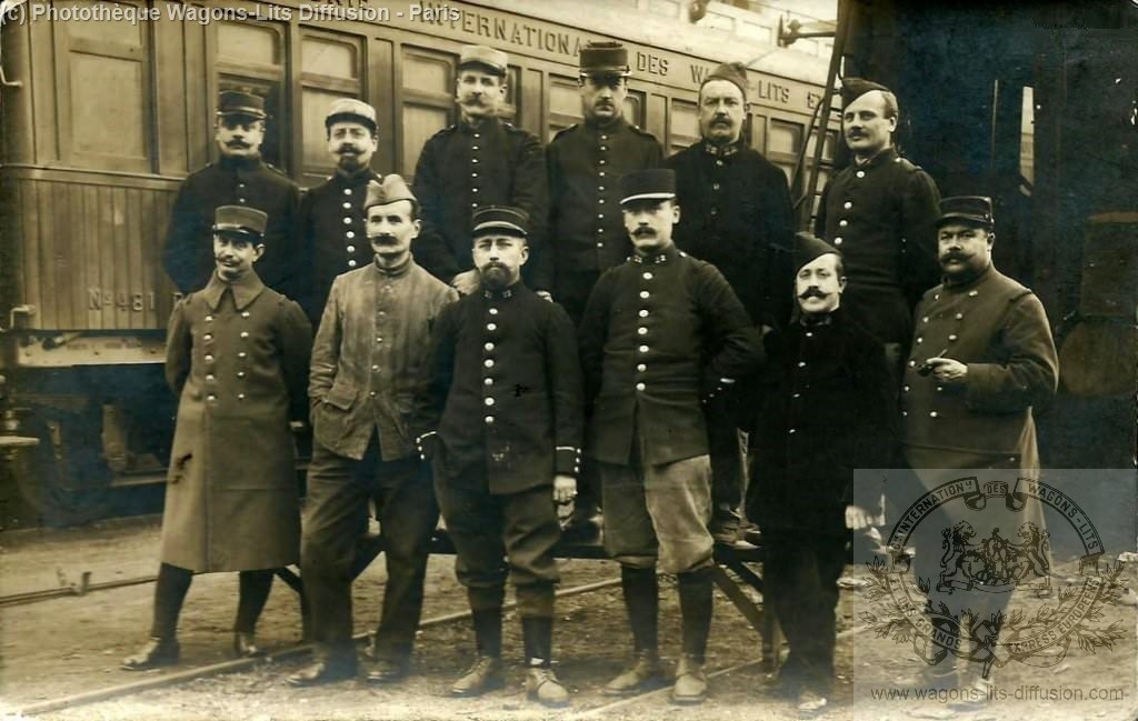 Wl cp groupe de militaires devant le wagon restaurant n 481 a saint denis en aout 1916