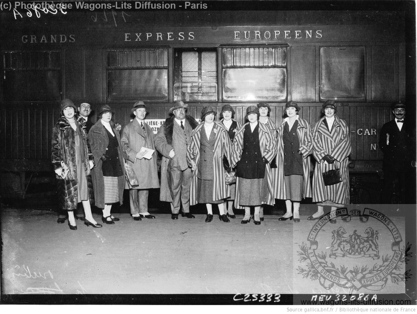 Wl gare du nord depart du couturier poiret accompagne de sept modeles 1927