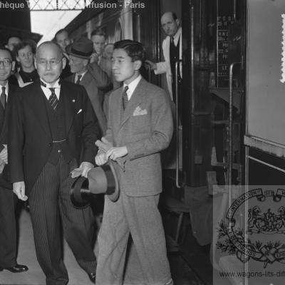 Wl le prince heritier akihito du japon visite les pays bas arrivee a la haye 1953