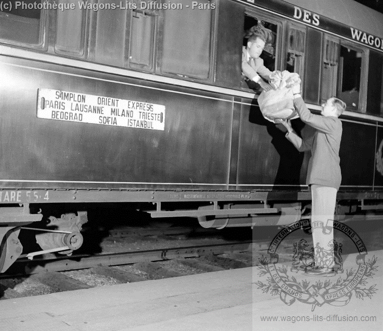 Wl transfert du courrier diplomatique en gare de milan 1950 32 1